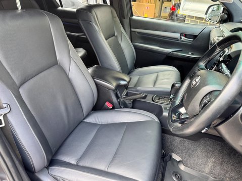 Toyota Hilux INVINCIBLE X 4WD D-4D DCB 23