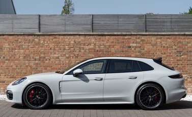 Porsche Panamera Turbo Sport Turismo 2