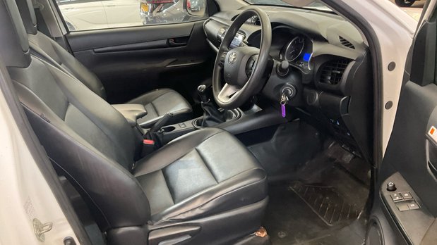 Toyota Hilux Active | 2.4 LT | Extended Cab | Tow Bar | Air Con | EURO 6 8