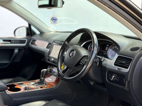 Volkswagen Touareg 3.0 Touareg V6 TSi Hybrid Auto 4WD 5dr 19