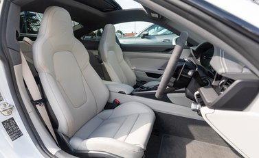 Porsche 911 (992) Carrera 4S 12