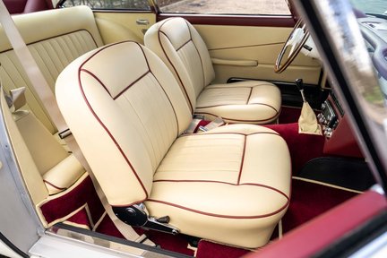 Aston Martin DB4 Series III 31