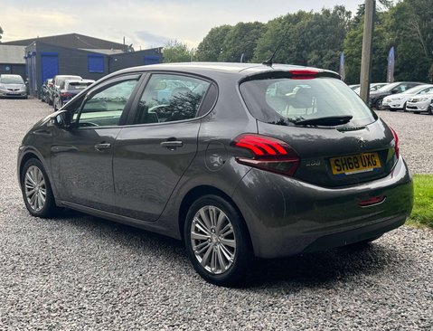 Peugeot 208 1.2 208 Signature S/S 5dr 9