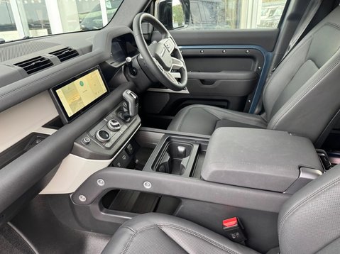 Land Rover Defender SE MHEV 18
