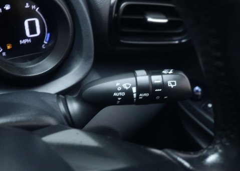 Toyota Yaris 1.5 Yaris Design HEV CVT 5dr 36