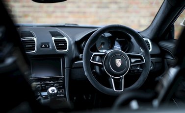 Porsche Cayman GT4 18