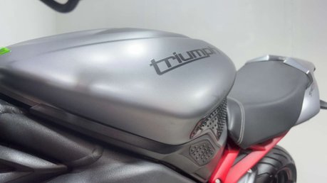 Triumph Street Triple R 2014 ONLY 15K NEW MOT ARROW EXHAUST VERY CLEAN NAKED 14