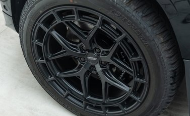 Land Rover Defender 90 V8 P525 URBAN 37