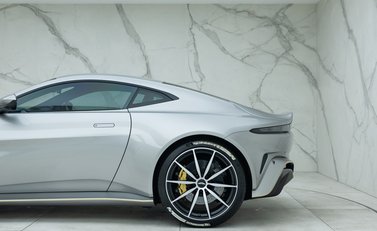 Aston Martin V12 Vantage 37