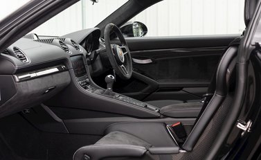 Porsche 718 Cayman GT4 16