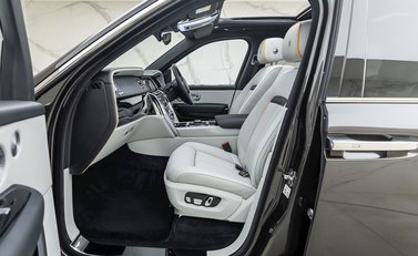 Rolls-Royce Cullinan 16