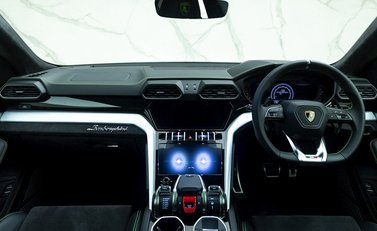 Lamborghini Urus 16