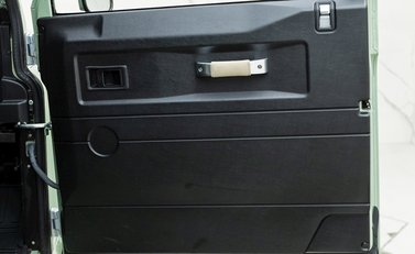 Land Rover Defender 110 Heritage 21