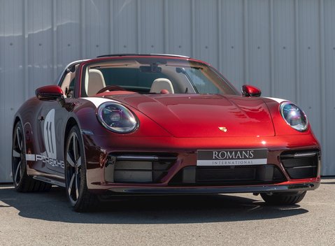 Porsche 911 (992) Targa 4S Heritage Design Edition 1