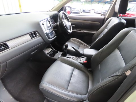 Mitsubishi Outlander DI-D GX 4 11