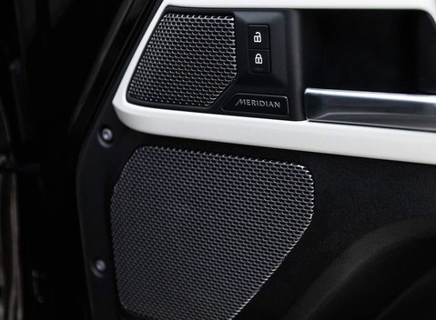 Land Rover Defender SE 18