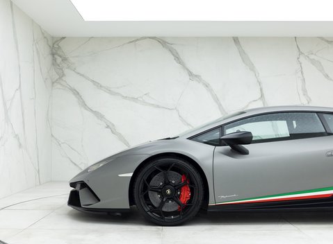 Lamborghini Huracan LP640-4 Performante 23