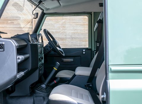 Land Rover Defender 90 Heritage Hard Top 13