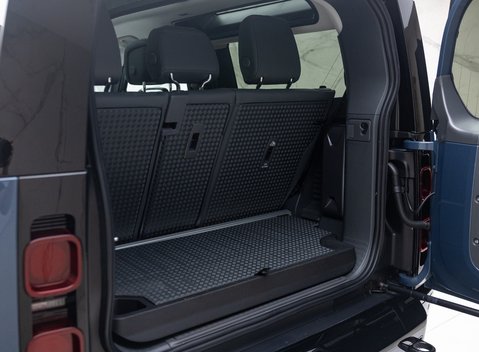 Land Rover Defender 90 D300 X-DYNAMIC HSE 48