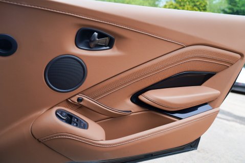 Aston Martin Vantage V8 17