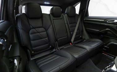 Porsche Cayenne Turbo S 13