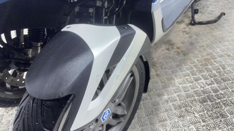 Piaggio MP3 YOURBAN LT 2015 3K NEW MOT NEW TYRES TRIKE 3 WHEELER 300CC 24