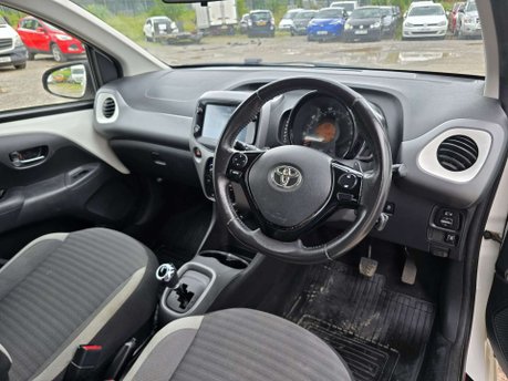 Toyota Aygo 1.0 VVT-i x-play Hatchback 5dr Petrol x-shift Euro 6 (71 ps) 32