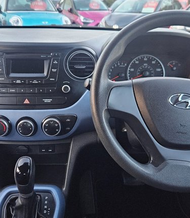 Hyundai i10 SE.. AUTOMATIC.. 1 PREVIOUS OWNER.. 6 SERVICE STAMPS,VERY WELL CARED FOR 3