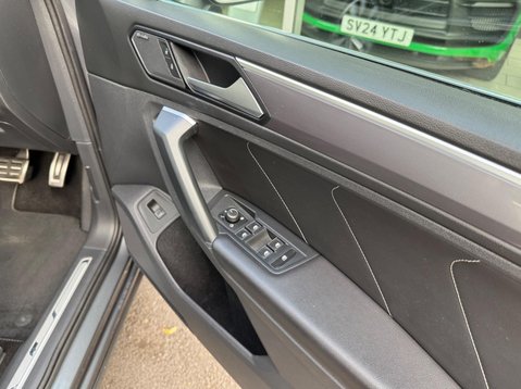 Volkswagen Tiguan R-LINE TECH TSI 4MOTION DSG 34