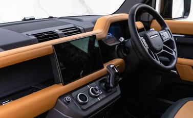 Land Rover Defender X 12