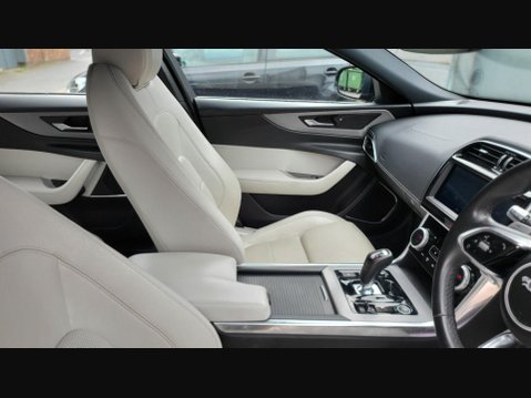 Jaguar XE R-DYNAMIC S 17