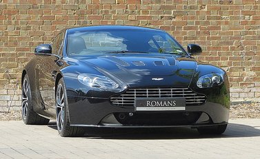 Aston Martin V12 Vantage Carbon Black Edition 1