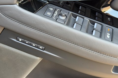Land Rover Range Rover Evoque R-DYNAMIC HSE MHEV -TRIPLE BLACK - PAN ROOF - ONE OWNER -MERIDIAN -VATQ 37