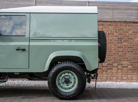 Land Rover Defender 90 Heritage Hard Top 24