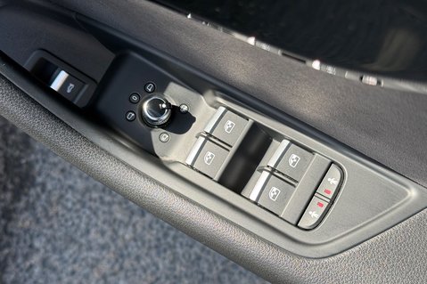 Audi A4 TFSI BLACK EDITION MHEV- APPLE CAR PLAY - REVERSE CAMERA 33