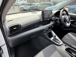 Toyota Yaris ICON HEV CVT 17