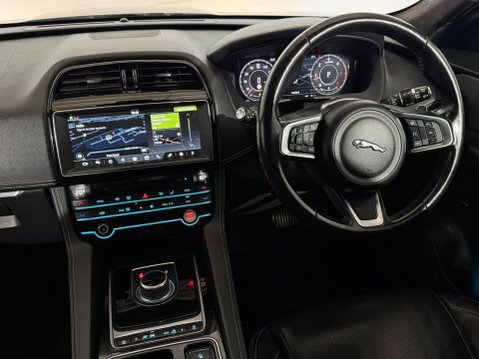 Jaguar F-Pace CHEQUERED FLAG AWD 12