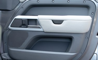 Land Rover Defender 110 HSE D240 26