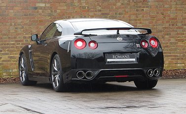 Nissan GT-R Premium Edition 13