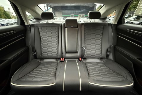 Ford Mondeo VIGNALE HYBRID - RARE CAR -CAMERA-HEATED/COOLED/ELECTRIC SEATS -HUGE SPEC 17