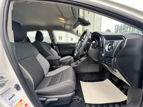 Toyota Auris VVT-I ICON TECH TOURING SPORTS 31