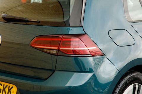 Volkswagen Golf E-GOLF 9