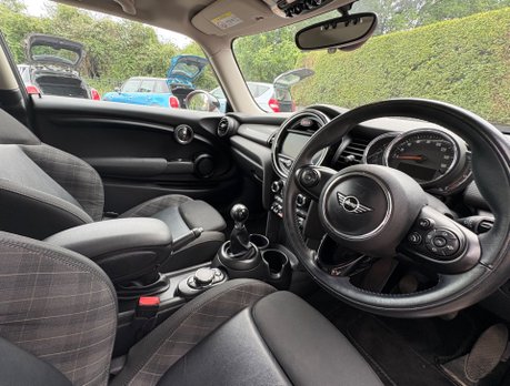 Mini Hatch Cooper 1.5 Petrol Manual Chili / Media XL 3 door - SAT NAV + APPLE CAR PLAY 3