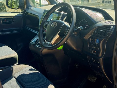 Toyota Noah Hybrid 1.8 38