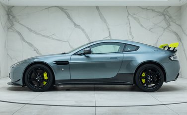 Aston Martin V8 Vantage AMR 5