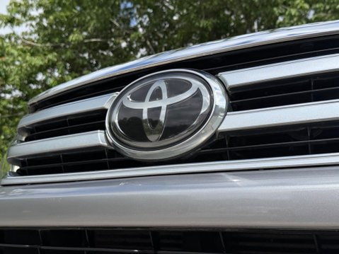 Toyota Hilux INVINCIBLE X 4WD D-4D DCB 11