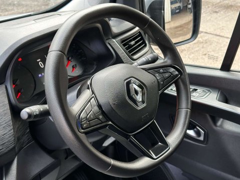 Renault Trafic 2.0 dCi LL30 Advance EDC L2 H1 Euro 6 (s/s) 5dr (9 Seat) 25