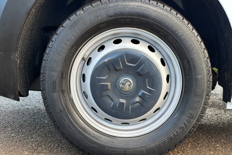 Vauxhall Movano F3500 125 ps Cdti Luton with Tail Lift & Air Con - Direct from MOD 29