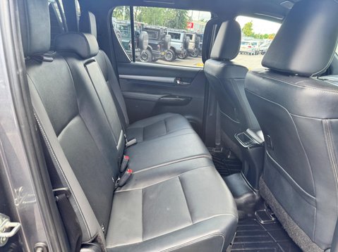 Toyota Hilux INVINCIBLE X 4WD D-4D DCB 30