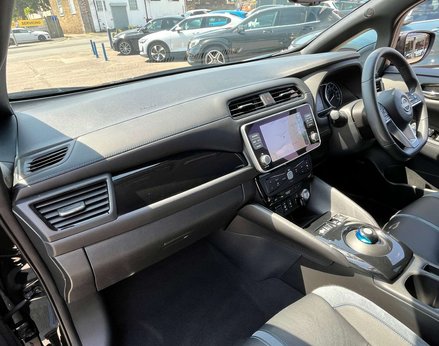 Nissan LEAF Leaf Tekna Electric 110Kw 39kWh (AUTOMATIC) 5dr 17